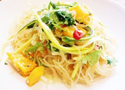 סלט אטריות שעועית קיצי מרענן מלא הפתעות