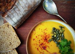 מרק כתום אסייתי עם ג'ינג'ר כוסברה וים של תוספות