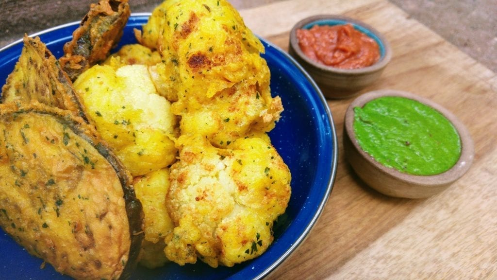 פקורה כרובית וצ'אטני עגבניות תמרים