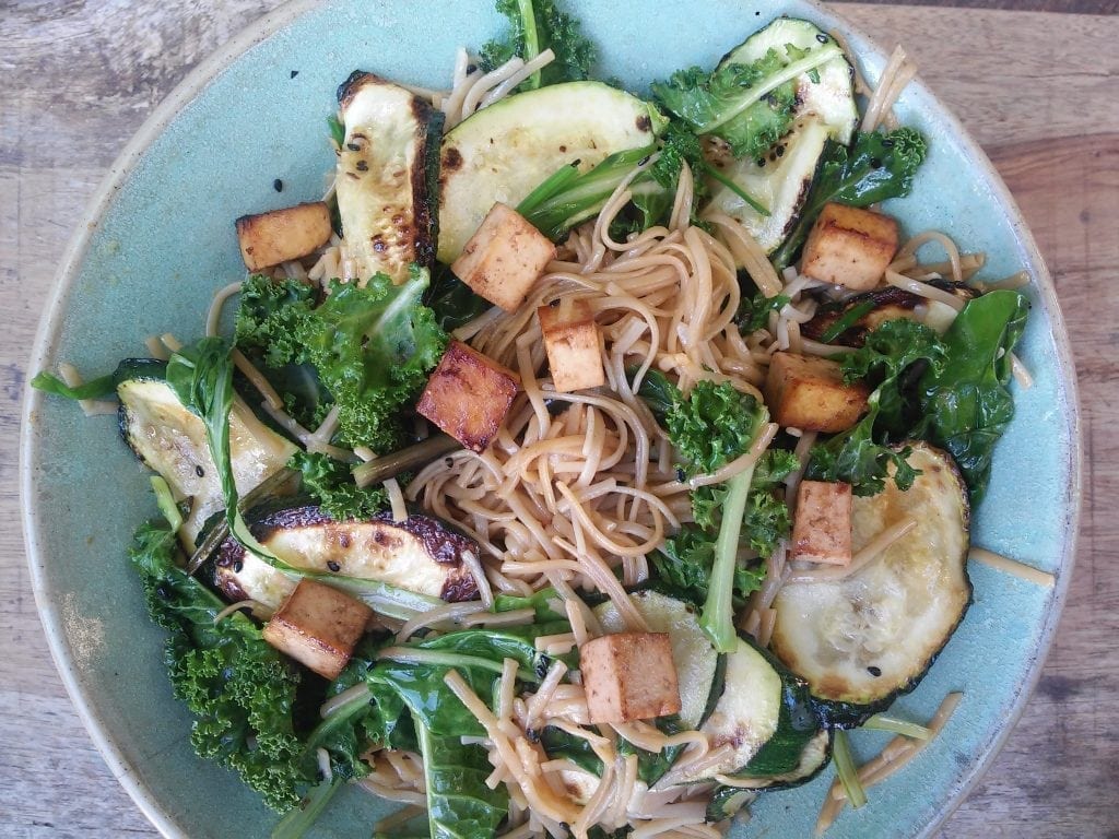 סלט אטריות אורז עם טופו וירוקים ברוטב שומשום ג'ינג'ר