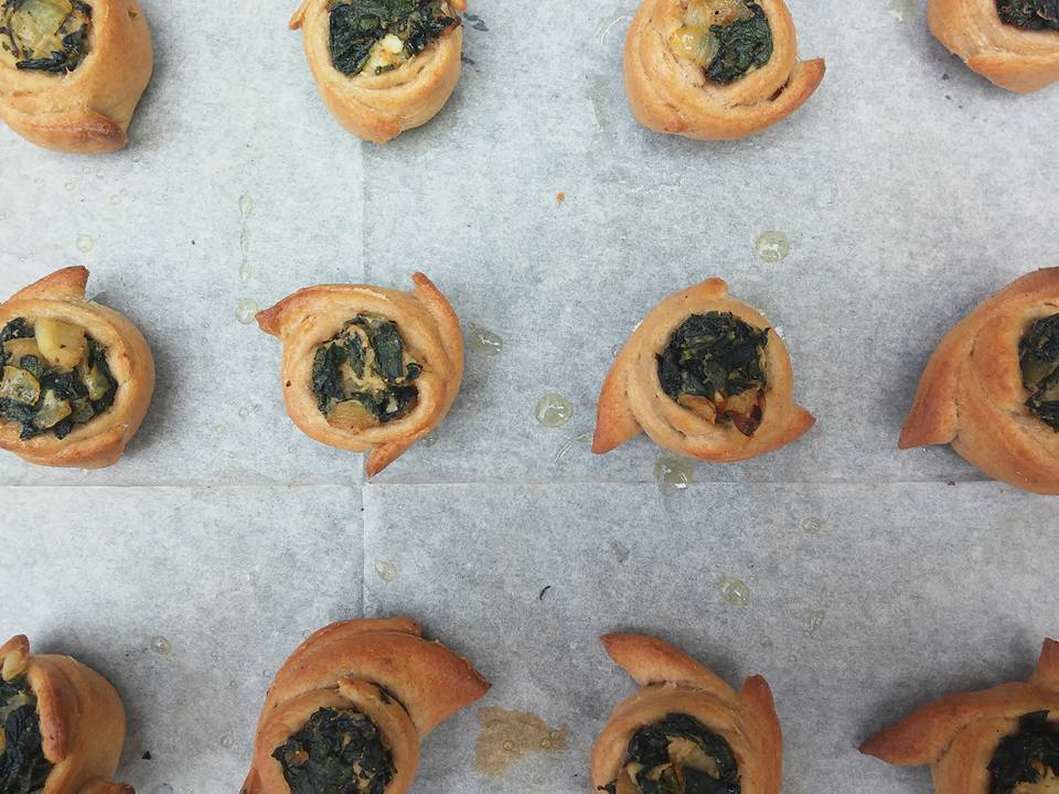 מאפים מבצק כוסמין ממולאים מנגולד ופטה שקדים טבעונית