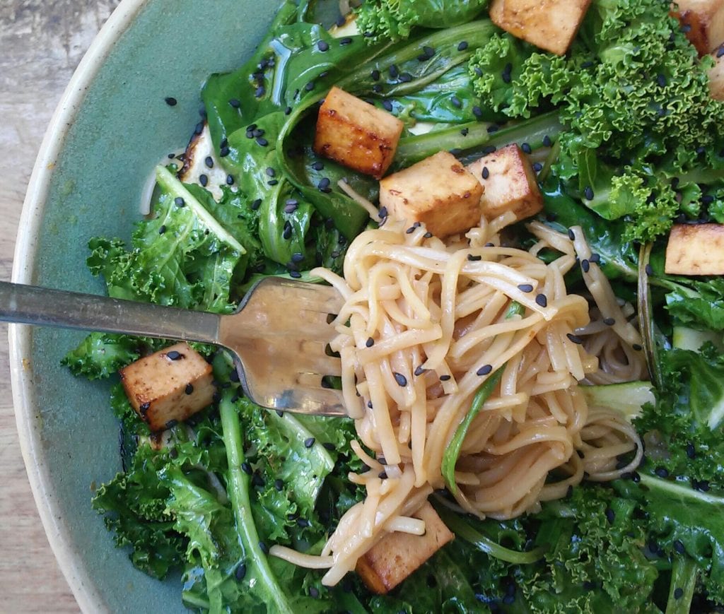 אטריות אורז קרות עם ים של ירוקים מוקפצים ברוטב שומשום וג'ינג'ר