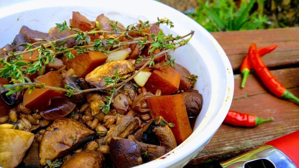 קדירת חורף טבעונית של פטריות וירקות שורש עם גריסי פנינה