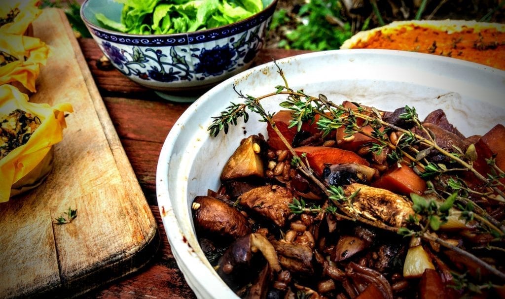 קדירת חורף טבעונית של פטריות וירקות שורש עם גריסי פנינה