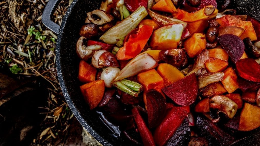 קדירת חורף טבעונית של פטריות וירקות שורש עם גריסי פנינה