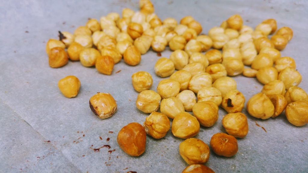 טארט שוקולד שקדים טבעוני עם אגוזי לוז וקרמל מלוח לפסח