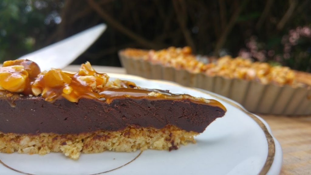 טארט שוקולד שקדים טבעוני עם אגוזי לוז וקרמל מלוח לפסח