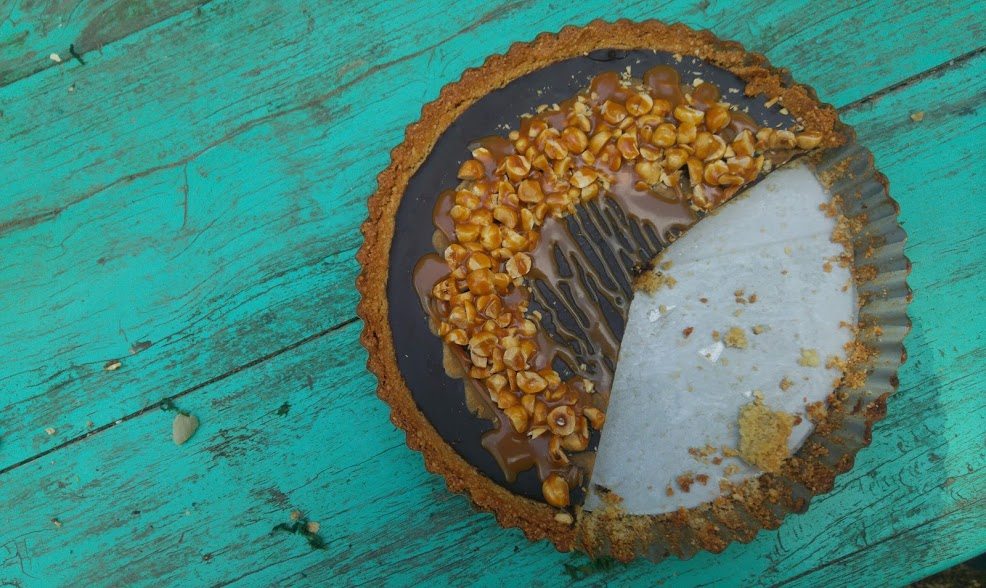 טארט שוקולד שקדים טבעוני עם אגוזי לוז וקרמל מלוח לפסח