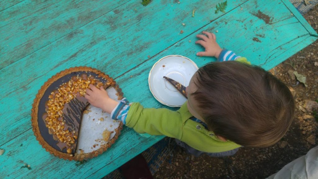 טארט שוקולד שקדים טבעוני עם אגוזי לוז וקרמל מלוח לפסח