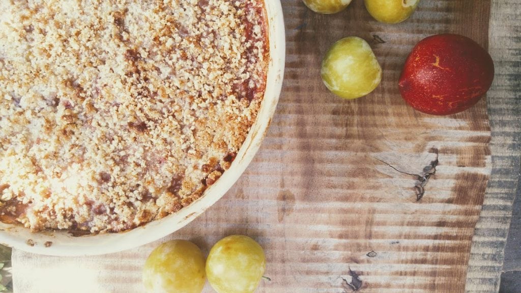 קראמבל פירות קיץ טבעוני ללא גלוטן