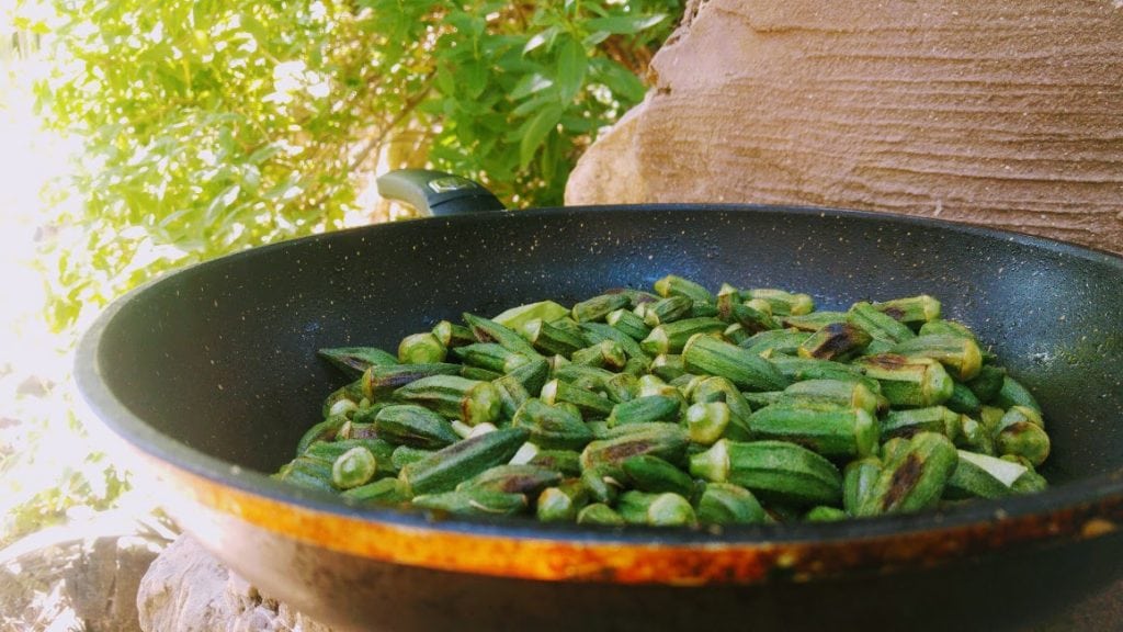 במיה מוקפצת בשמן זית