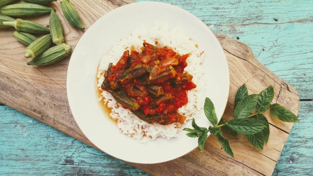 במיה ברוטב עגבניות עיראקי