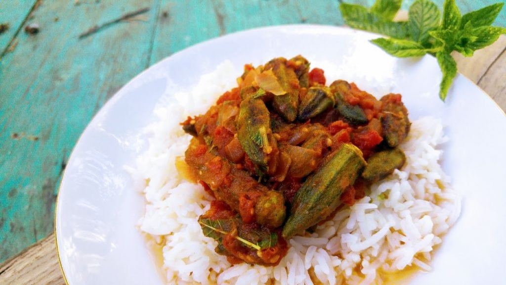 במיה ברוטב עגבניות עיראקי