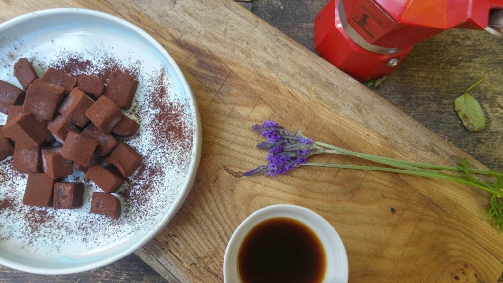 טראפלס שוקולד חלומי עם שמן זית, דובדבני אמרנה וזעתר טרי