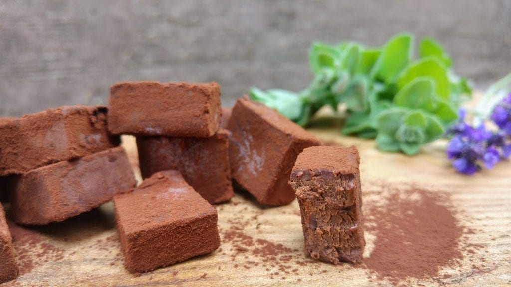 טראפלס שוקולד חלומי עם שמן זית, דובדבני אמרנה וזעתר טרי