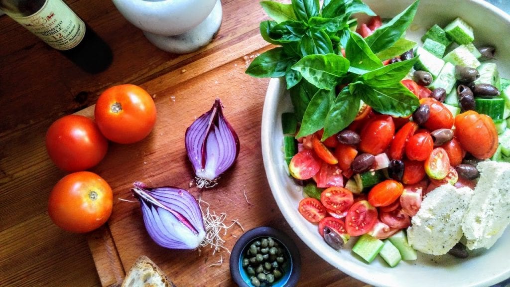 סלט פנצנלה מקומי טבעוני