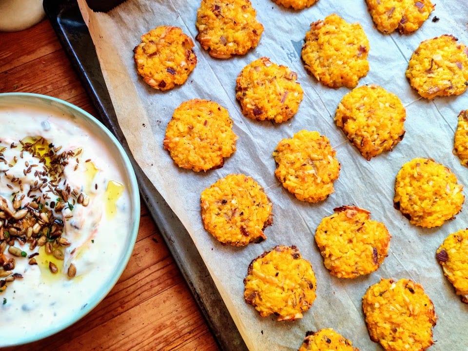 קציצות מג'דרה וראיטה טבעונית ללא גלוטן