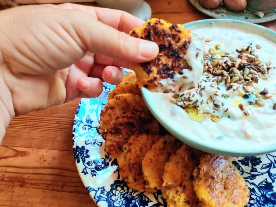 קציצות מג'דרה וראיטה טבעונית ללא גלוטן