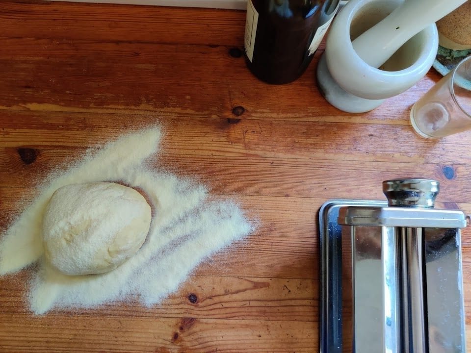 רביולי לוף חמציץ ברוטב פול ירוק