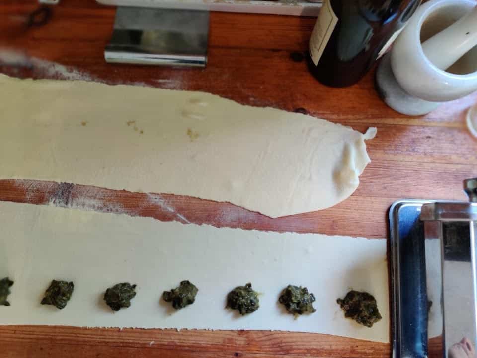 רביולי לוף חמציץ ברוטב פול ירוק