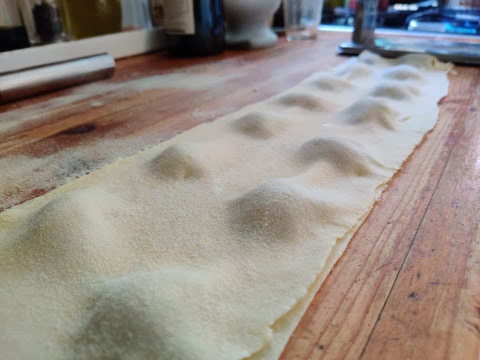 רביולי לוף חמציץ ברוטב פול ירוק