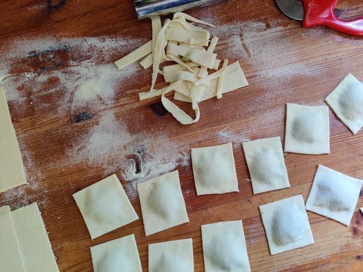 רביולי לוף חמציץ ברוטב פול ירוק