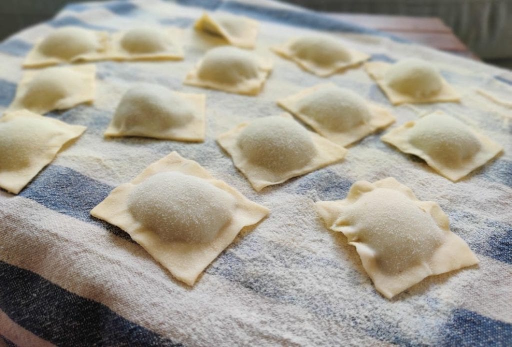 רביולי לוף חמציץ ברוטב פול ירוק
