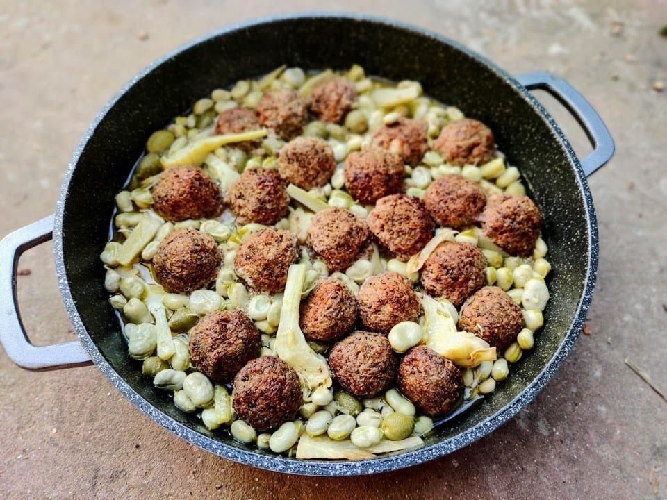 מחבת אביב של פול ירוק שקדים ירוקים וארטישוק