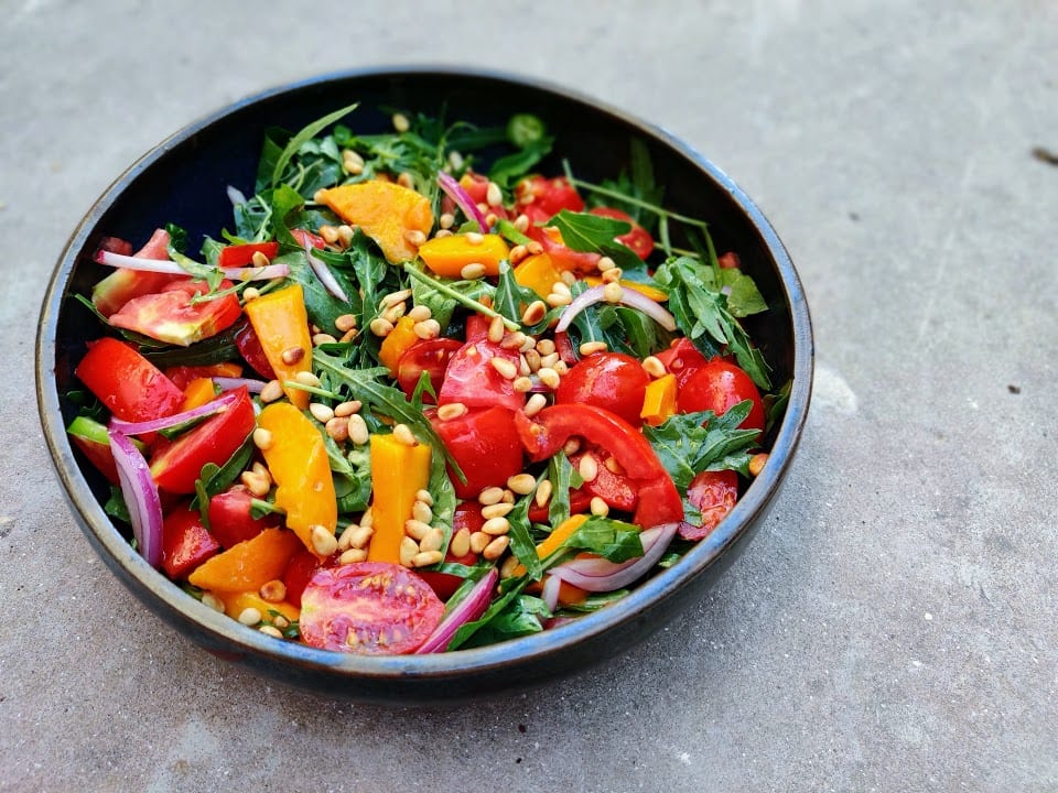 סלט מנגו ועגבניות קיצי