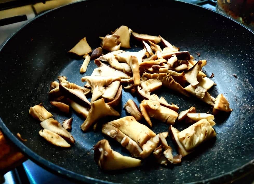 מאפה פטריות חוביזה וסומאק